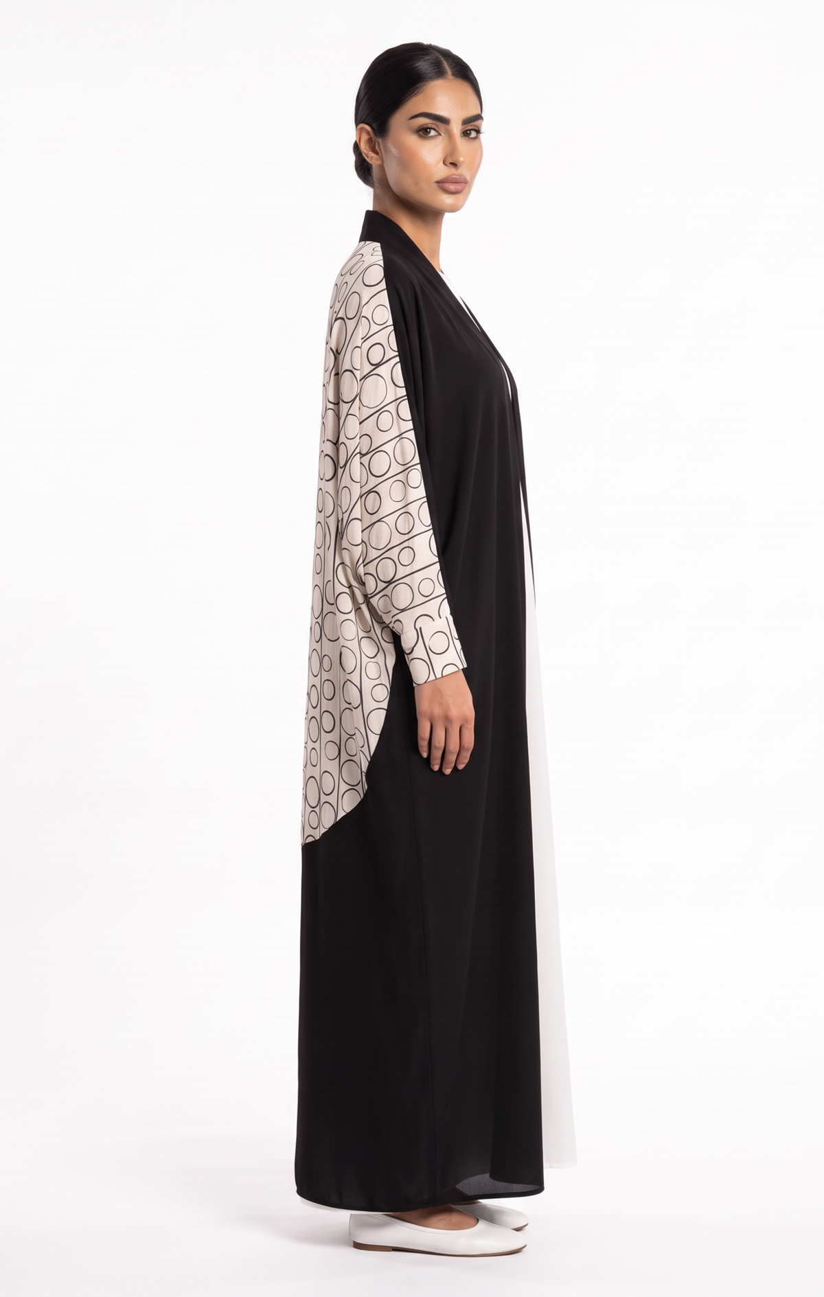 Monochrome Abaya - عباية مونوكروم